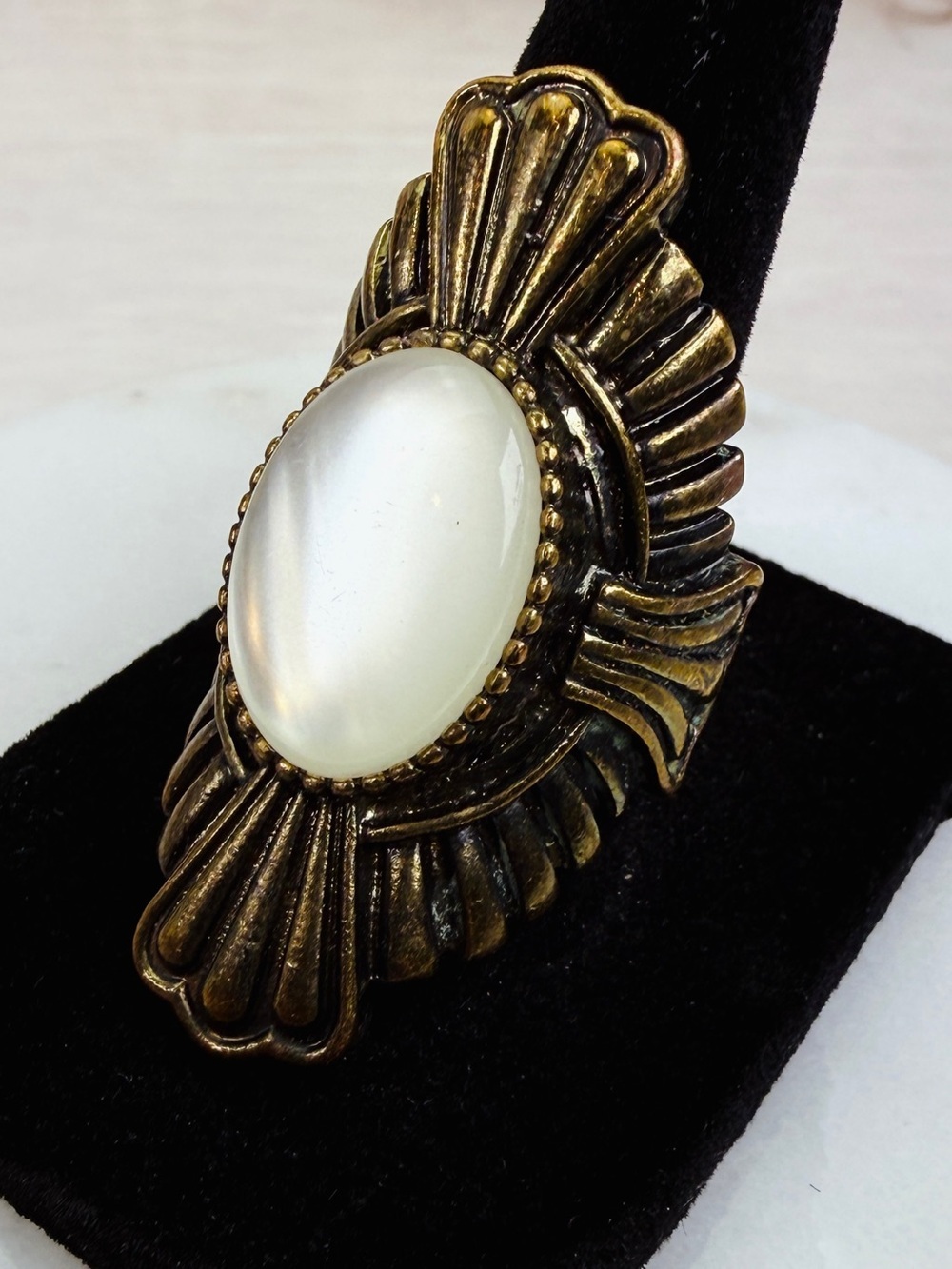 Vintage Aged Goldtone White Cats Eye Cabochon Statement Ring Size 9 - Picture 3 of 5